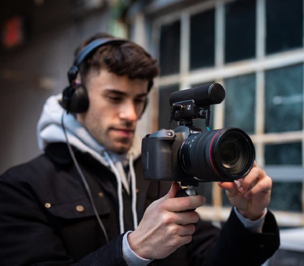 Sennheiser MKE 400 Compact On-Camera Shotgun Microphone | Super-Cardioid Directional Pickup | Integrated Wind Protection | 3-Step Sensitivity Switch | Ideal for Vlogging & Mobile Journalism