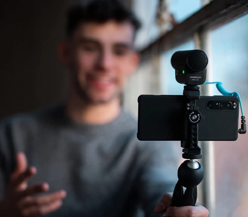 Sennheiser MKE 400 Compact On-Camera Shotgun Microphone | Super-Cardioid Directional Pickup | Integrated Wind Protection | 3-Step Sensitivity Switch | Ideal for Vlogging & Mobile Journalism